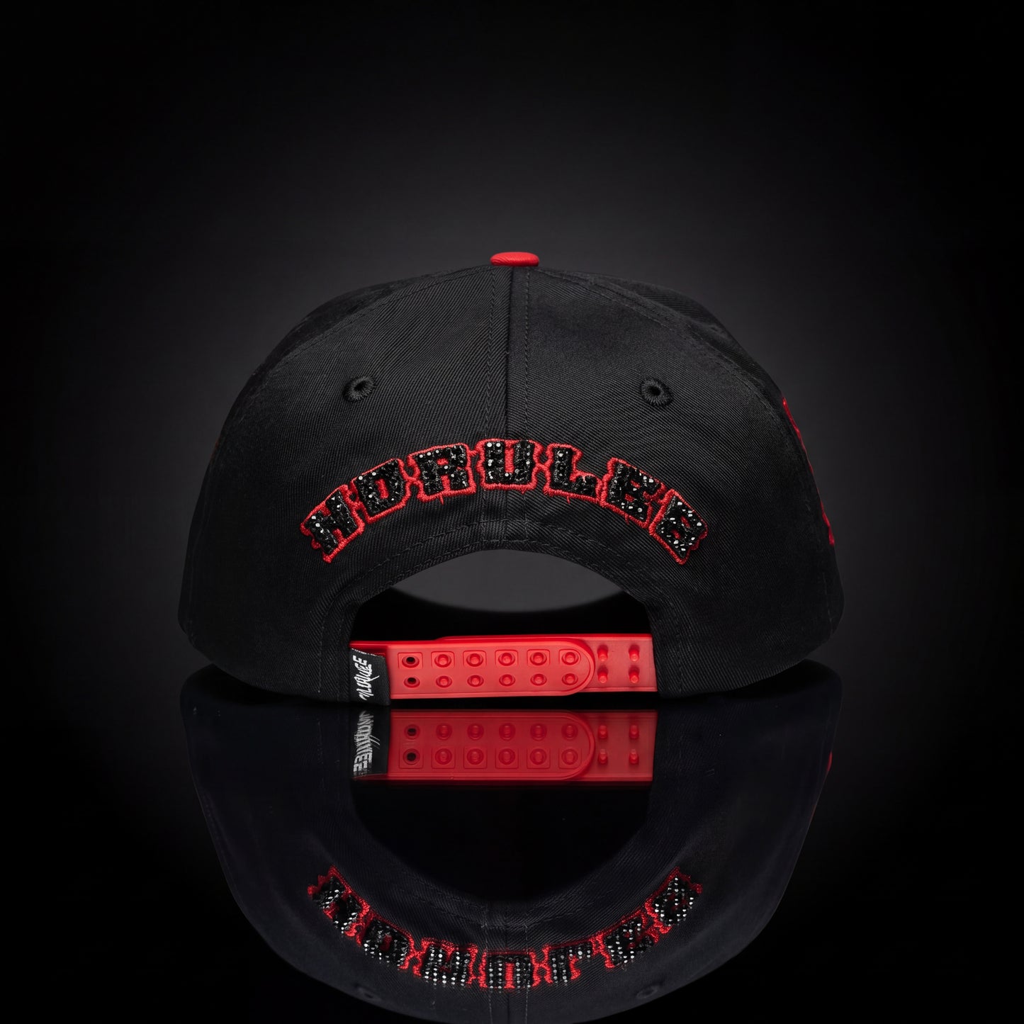 Cap Black & Crimson Red (Gorra Negro y Rojo Carmesí)